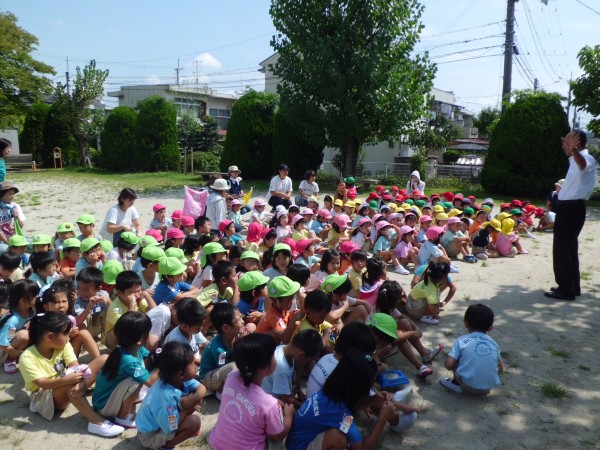 幼稚園の下の公園（二次避難場）に避難しました。 災害時には、ここでお家の人のお迎えを待ちます。