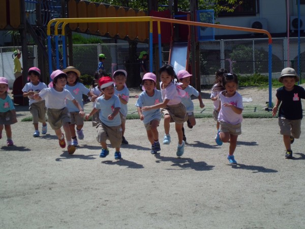 子どもたちは二学期が始まって友だちとの再会を喜び、早速園庭で友だちと一緒に思い切りかけっこを楽しむ姿が見られました。 明日からの登園をみんな楽しみにしています。