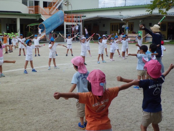 年長組にあこがれを抱いて、年少・年中組の子どもたちも踊っています。