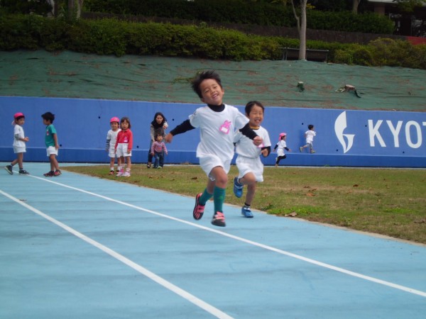 お芋掘りの後は、学園大学の芝生広場でお弁当を食べたり、かけっこをしたり、身体をいっぱい動かして遊びました☆