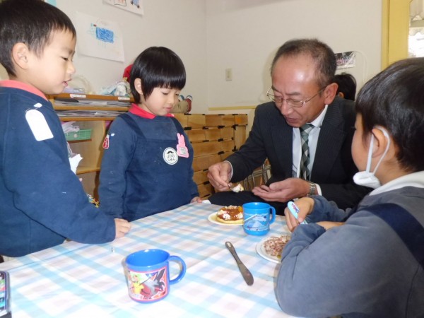 園長先生にもおすそ分け♡ 「おいしいなぁー」と嬉しいお言葉をもらえました！ みんなで作ったホットケーキ、おいしく出来てよかったね♪